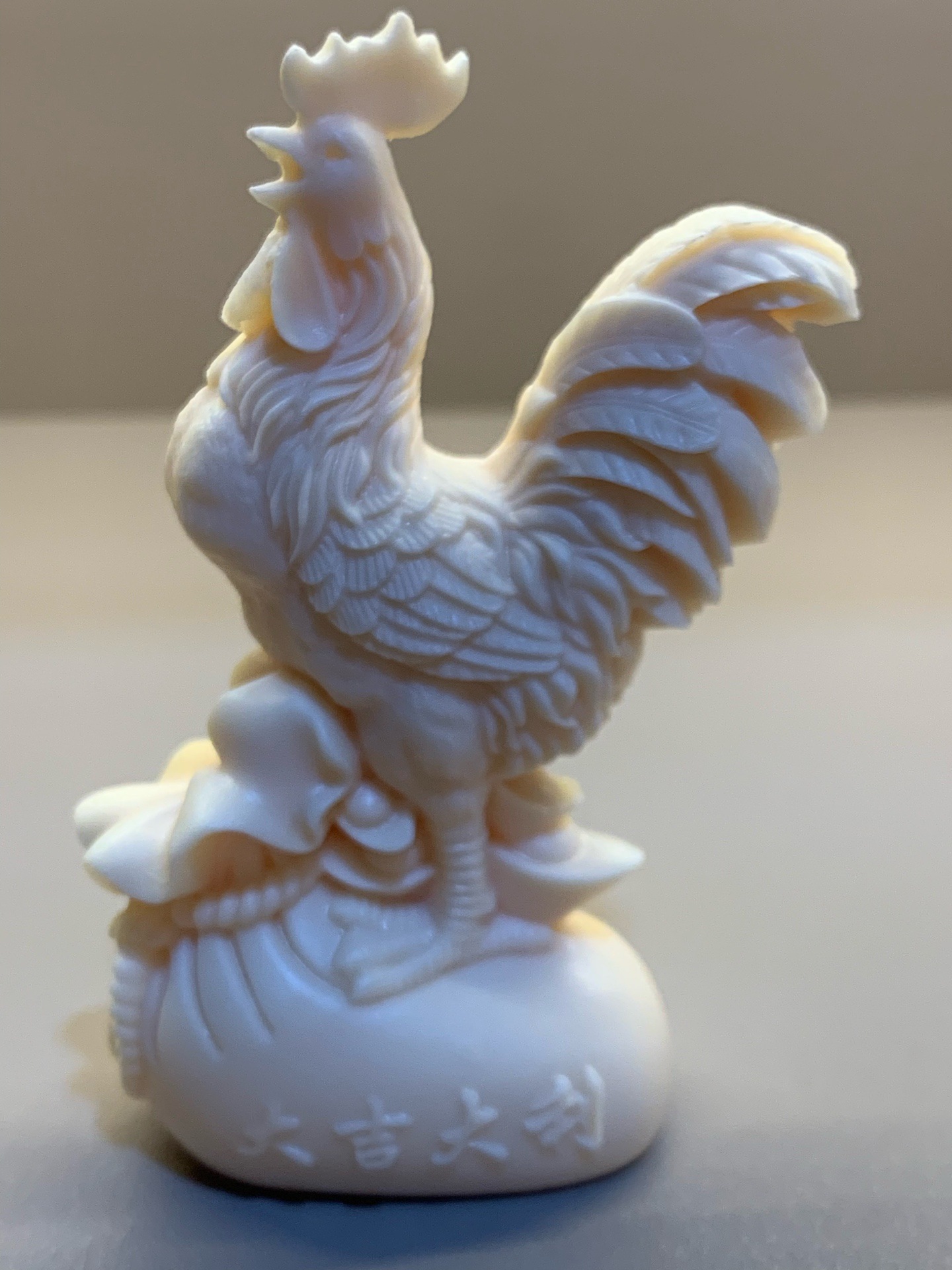 金雞報(bào)曉納福來 象牙果雕大吉大利公雞擺件的文化寓意與藝術(shù)鑒賞