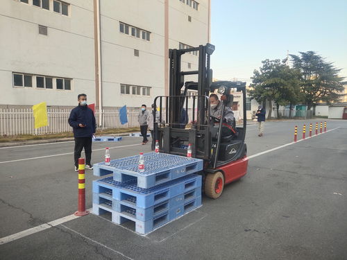 安徽中煙阜陽(yáng)卷煙廠(chǎng)物流分中心舉辦叉抱車(chē)技能競(jìng)賽